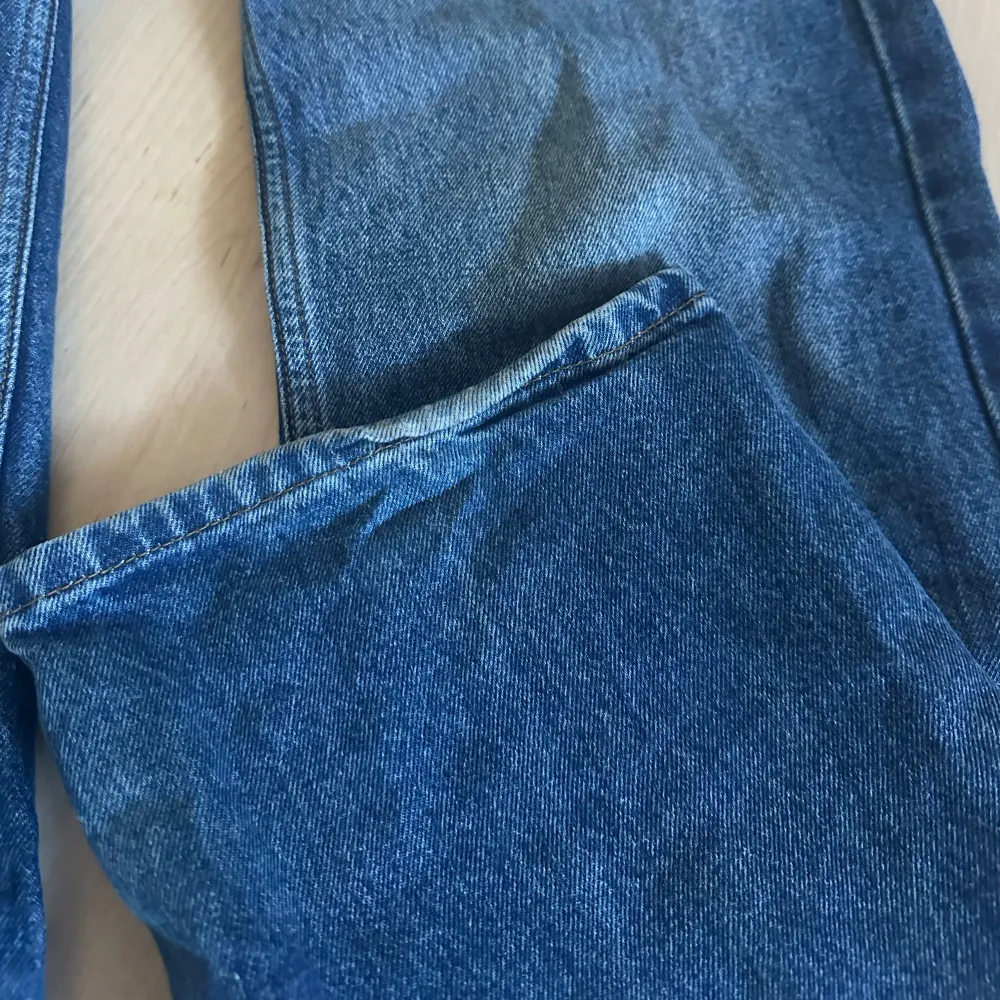 jeans från nelly köpta för 600kr  defekt på höger ben, passar mig perfekt som är 176. säljer pga dem är förstora så kan ej använda.. Jeans & Byxor.