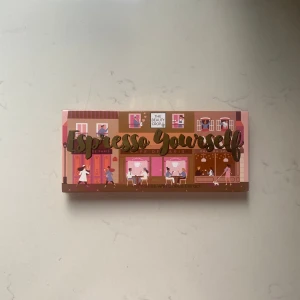 Espresso Yourself Ögonskuggspalett - Denna ögonskuggspalett från The Beauty Crop heter 'Espresso Yourself' och har en mix av både matta och skimrande nyanser.  Helt oanvänd. Originalpris 200+ kr