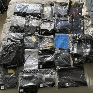 Träningskläder från My protein - Säljer ett gäng träningskläder från MP i olika färger och stilar. Perfekt för gymmet eller löprundan! Finns både långärmade och ärmlösa toppar, samt byxor. Kläderna är i nytt skick och redo för nästa träningspass. Passa på att uppdatera din träningsgarderob! 💪.             1. Xs 2. S 3. Xs 4. S 5. Xs 6. Xs 7. S 8. Xs 9. Xs 10. S 11. S 12. S 13. Xs 14. Xs 15. Xs 16. S 17. S 18. XXS 19. Xs 20. Xs 21. Xs 22. S 23. Xs