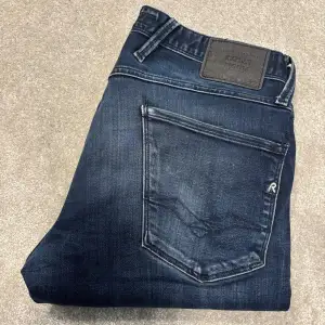 Säljer dessa blåa Replay anbass jeans (slimfit). Jeansen är i bra skick! Size 31/32. Skriv vid funderingar!