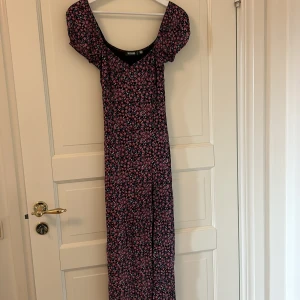 Klänning  - Säljer min klänning från missquided använd två gånger! Sitter mer som en 36/small 