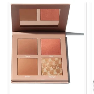 CAIA Face Palette Classy - Säljer en superfin CAIA Face Palette i nyansen Classy. Paletten innehåller contour, blush, bronzer och highlighter. Perfekt för att skapa en naturlig och glowy look. Använd men inte alls mycket, säljer få färgerna är för mörka för mig💗