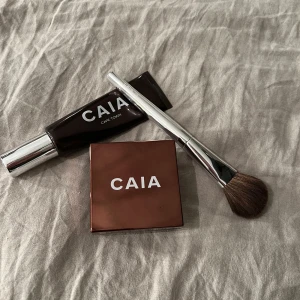 Caia smink - Säljs ihop! Säljer dessa Caia bronzig kitet i bra skick. Endast testade så all produkt finns kvar imprincip. Färgen på lösbronzer: Venice💕säljer billigt eftersom de är öppnade !💅🏼