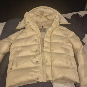 moncler maya 70th anniversary - 10/10 skick  strl 2/M jätte snygg o skön jacka nu inför vintern! hör av er om ni undrar något! byten kan vara intressant
