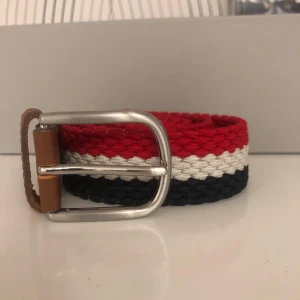Tommy hilifiger bälte 90cm - Hej! Säljer denna skit feta Tommy hilfiger bältet. Den är köpt för kanske 4 månader sedan men bara använd ca 2 ggr. Skriv om du undrar något!😊