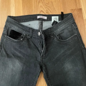 Grå vintage lågmidjade skinny jeans  - Så snygga jeans som passar så bra till ett par knähöga stövlar eller boots! As fina nu i höst 💓