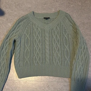 Stickad tröja - Supersnygg, stickad tröja. Passar både S och XS. 