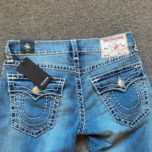 True Religion Jeans - Hej! Säljer ett par helt nya True Religion Straight leg jeans. Jeansen har lappen kvar och har inga skador eller defekter över huvudtaget, dom är stretchiga och i perfekt skick.
