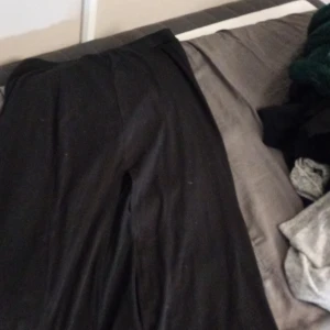 Tjol  - Den siter bra den har en slits på sidan 