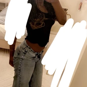 Baggy low waist jeans  - Baggy low waist blåa jeans säljer pga att de inte kommer till användning längre och köpte för ett par månader sedan. Lite sönder längst ner vid fötterna pga att de var väldigt långa (se bild 4)