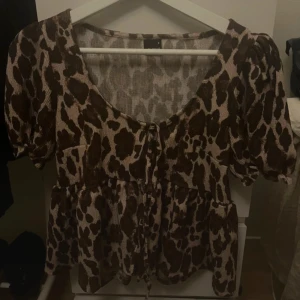 Leopard blus - Säljer min jättefina leopard blus. I jättefint skick. Passar både s och m. Kom privat om ni undrar något. 🥰🥰