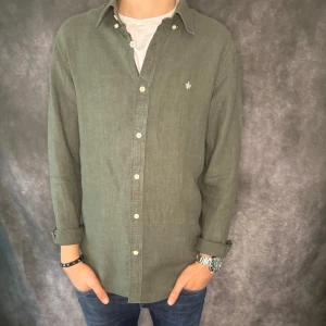 MORRIS LINNESKJORTA - // Morris linneskjorta, 100% linne  | Nyskick | Stolrlek: M | Nypris runt 1800 | Kontakta för fler frågor eller funderingar // DELUXECLOSET