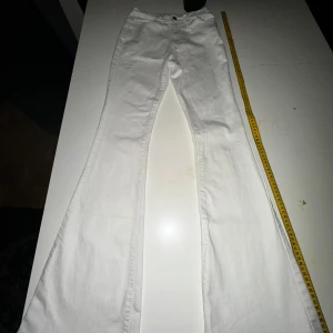 Bootcut jeans -  Säljer dessa jeans på grund av att jag ej använder dem. Det är en perfekt skick och jättebra kvalitet. Tyvärr vet jag inte var den kommer ifrån alltså märket så jag gissar att det är Zara 