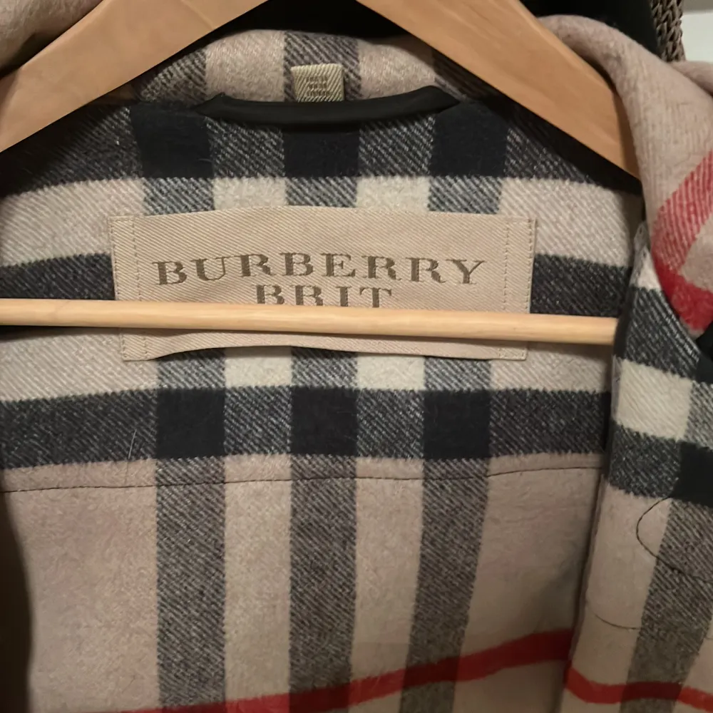 Klassisk Burberry-duffel i nyskick. Kostar ny 18.500, säljer den för 6500:-  . Jackor.