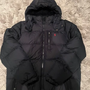 Ralph Lauren Jacka  - Säljer min Ralph Lauren Jacka. Använd max 2 gånger. Är i jättefint skick. Storlek XL. 