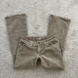 Lågmidjade jeans  - Superfina vintage manchesterbyxor🙌🏼 Lågmidjade och i en grå-grön färg!