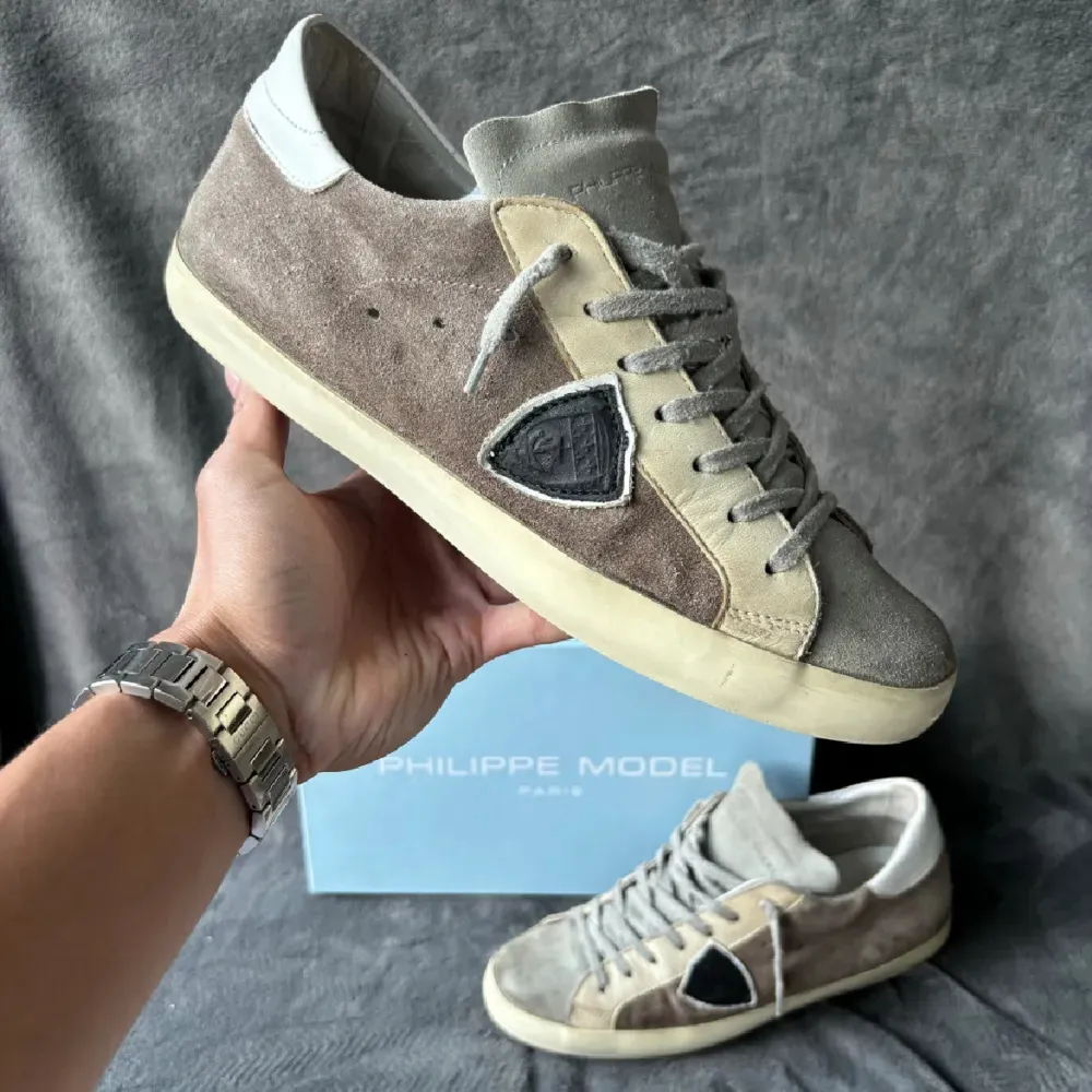 Säljer ett par Philippe Model sneakers i snyggt beige och grå mocka. De har en cool vintage-look med snörning och en bekväm passform. Perfekta för både vardag och lite mer avslappnade tillfällen. Skorna är i  bra skick. Pris kan absolut diskuteras!. (Låda medföljer ej!). Skor.