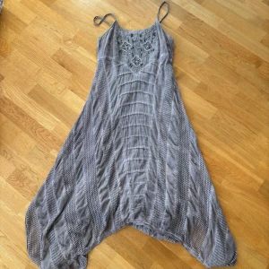 Vintage klänning - Vintage klänning i en grålila nyans med broderade pärlor på bysten. Inga defekter.