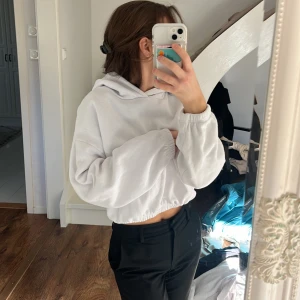 Vit kort hoodie  - Kort vit hoodie från zara. 