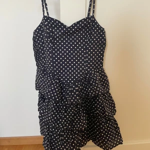 Svart prickig klänning - Säljer en superfin svart klänning med vita prickar. Den har en korsett liknande struktur upptill⭐️