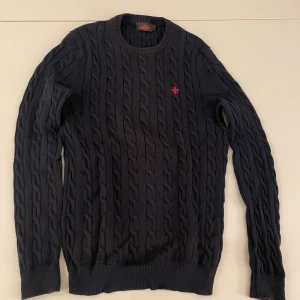Morris kabelstickad tröja - Morris kabelstickad tröja i storlek S