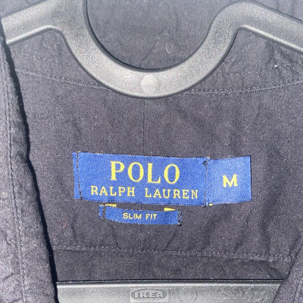 Väldigt fin Ralph lauren skjorta som nästan aldrig använts, skick 9/10. Pris är ej hugget i sten🪨. Skjortor.