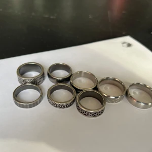 Snygga ringar i silverfärg - Säljer ett set med åtta stilrena ringar i silverfärg. Några av ringarna har coola mönster och detaljer som ger en unik look. Perfekta för att mixa och matcha till olika outfits. Passar både till vardag och fest!
