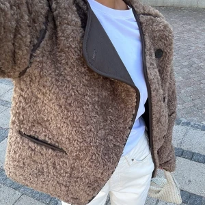 Jacka fuskpäls - Helt ny från Moa Mattsons kollektion med Nakd💕