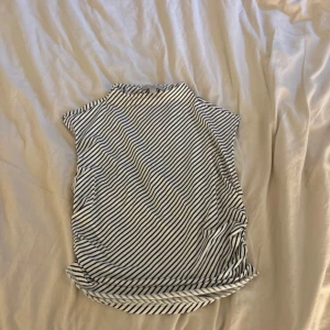 Blus - H&M - Helt nytt, aldrig använd 