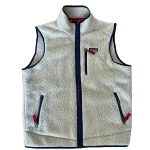 Patagonia fleece väst - Säljer nu denna Patagonia väst som är väldigt populär! Det är storlek M och passar dig som är runt 180. Skicket är riktigt bra på denna! Hör av dig vid frågor eller funderingar!