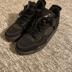 ”Black Cats” Jordan 4 - Säljer ett par svarta Nike Air Jordans i mycket bra skick. Kan även sänka pris