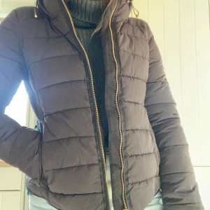 Jacka ZARA  - Supersnygg vinterjacka från Zara. Storlek small, använd men mycket fint skick.  Mjuk gosig krage. Svårt att få till bra bild men den är helsvart.  200 kr 🌟