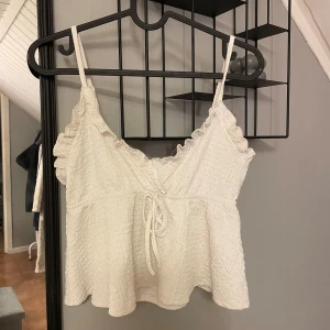 Shein topp - Super gullig topp från shein!!💗  Knappast använd då den inte passade. Storlek xs men funkar även som en S. Köptes för 99kr