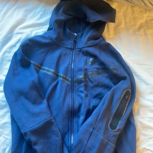 nike hoodie - inte andvänd särskilt mycke, skriv för mer info