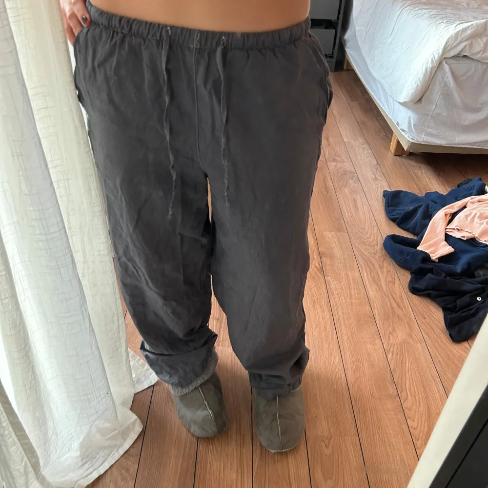 Säljer dessa gråa linnebyxor från gina tricot i storlek xs. De är färgade från beige till gråa. Orginalpris är 400kr.. Farkut & Housut.