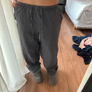 Gråa linnebyxor - Säljer dessa gråa linnebyxor från gina tricot i storlek xs. De är färgade från beige till gråa. Orginalpris är 400kr.