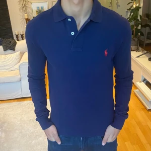 Ralph Lauren pikétröja  - Säljer denna feta Ralph lauren pikétröjan i helt perfekt skick! Använd fåtal gånger och har inga defekter! Skriv gärna vid funderingar!