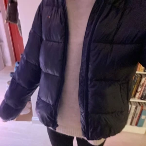 Vinterjacka - Säljer en mörkblå pufferjacka från Tommy Hilfiger i mycket bra skick. Jackan har en dragkedja framtill och är perfekt för höst och vinter. Skriv för fler bilder! Går inte ner i pris.