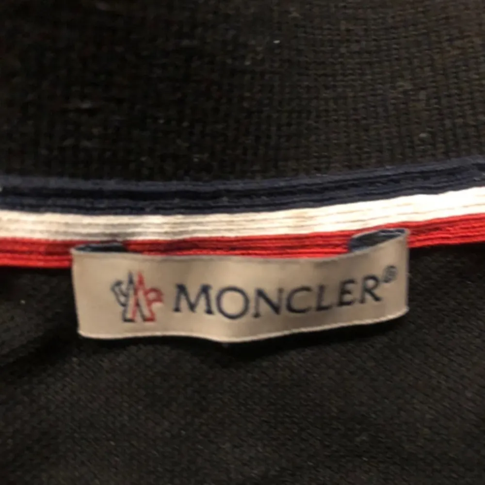 Svart piké i storlek S från Moncler i bra skick. . T-shirts.