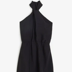 Svart klänning med knyt - Snygg svart klänning med knyt i halsen. Perfekt för festliga tillfällen. Den har en elegant design och är i nytt skick, aldrig använd med lappen kvar. Passar bra för både sommar och nyår. Pris kan diskuteras ☺️💕