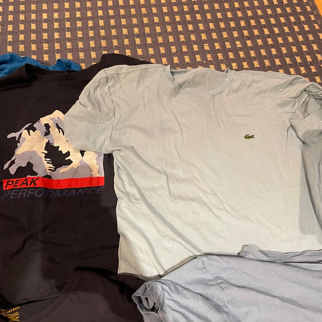 Paket med T-shirts från Ralph Lauren, Lacoste, Peak Performance och Sail Racing - 92