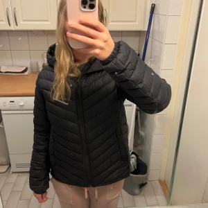 Peak performance jacka ❄️ - Fin jacka från peak performance. Strl L men jag upplever den snarare som en strl M. Den ända defekten är att dragkedjan är lite trög och man får dra upp den rakt, men det är inget som stör funktionen av jackan. Pris kan diskuteras 💕