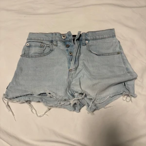 Jeans shorts  - Säljer dessa fina jenas shorts från lager 157, använda 3-4 gånger är i gott skick💕
