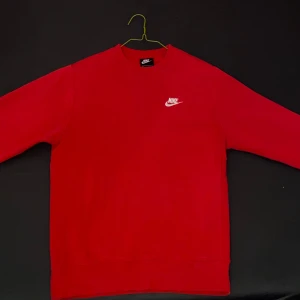 Nike tröja - Röd Nike tröja för både dam och herr. Storlek xs men funkar som s också för den är baggy. Har inte använt mycket. 