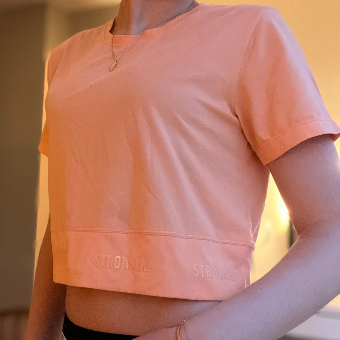 Persikofärgad kortärmad topp från Stronger - 90