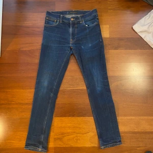 Nudie jeans  - 31W/32L Mörkblå  Har två synliga slitningar efter snusdosa och plånbok. Som ser ganska coolt ut. 