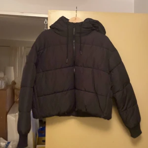 Svart puffer jacka - Svart pufferjacka från Monki. Storlek M. Lite kroppad i passformen och är i nyskick. Använd ca 3 gånger.