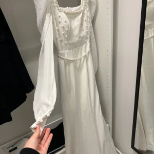 Klänning  - ”Brudklänning” funkar för förlovning, jätte fin, behövs stryckas