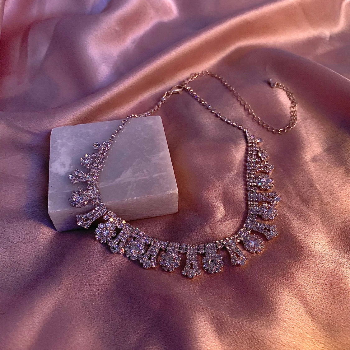 Glittrigt halsband med strass - 90