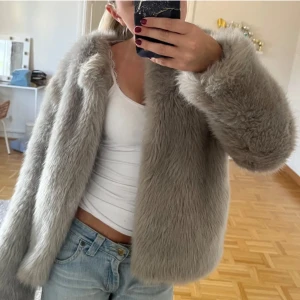 Fin pälsjacka - Säljer denna snygga pälsjackan på grund av att den inte kommer till användning. Passar jättebra nu inför vintern! Är i storleken M men passar även S. Står ej var den kommer ifrån men köpte den secondhand